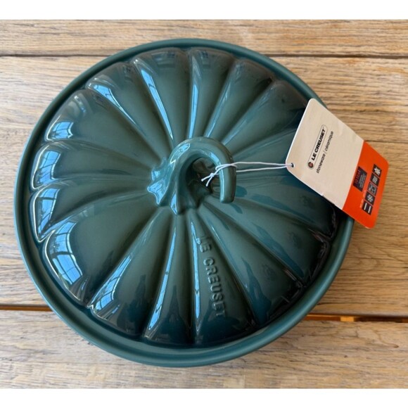 NEW Le Creuset Stoneware Figural Pumpkin Baker Pie Dish with Lid 9 in Artichaut - Picture 1 of 6